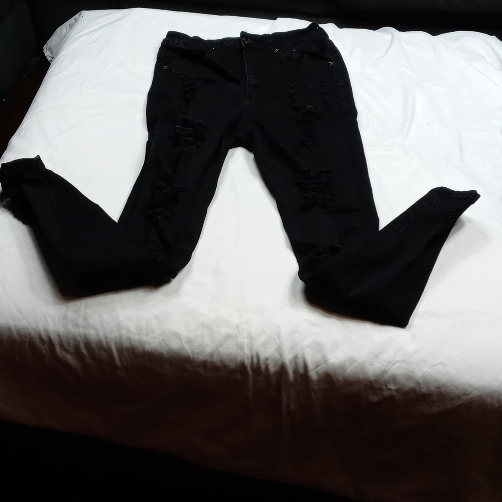 Red Fox womens size 11 ripped jeans